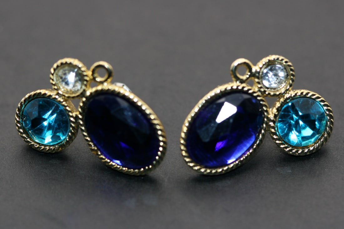 Rhinestone Pierced Earrings 80's vintage Lot 1026: Rhinestone Pierced Earrings 80's vintage measures 1" x 3/4"