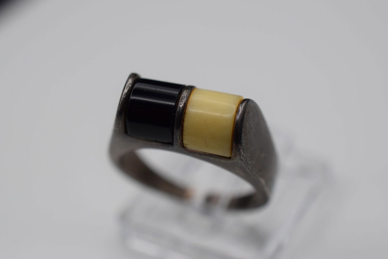 Onyx Sterling Silver 835 Vintage Ring Size 7 adjustable bigger Lot EH 1038: Onyx Sterling Silver 835 Vintage Ring Size 7 adjustable bigger with open bottom base, top measures 1/4"wide x 1/2" signed 835 weighs 5.27 grams