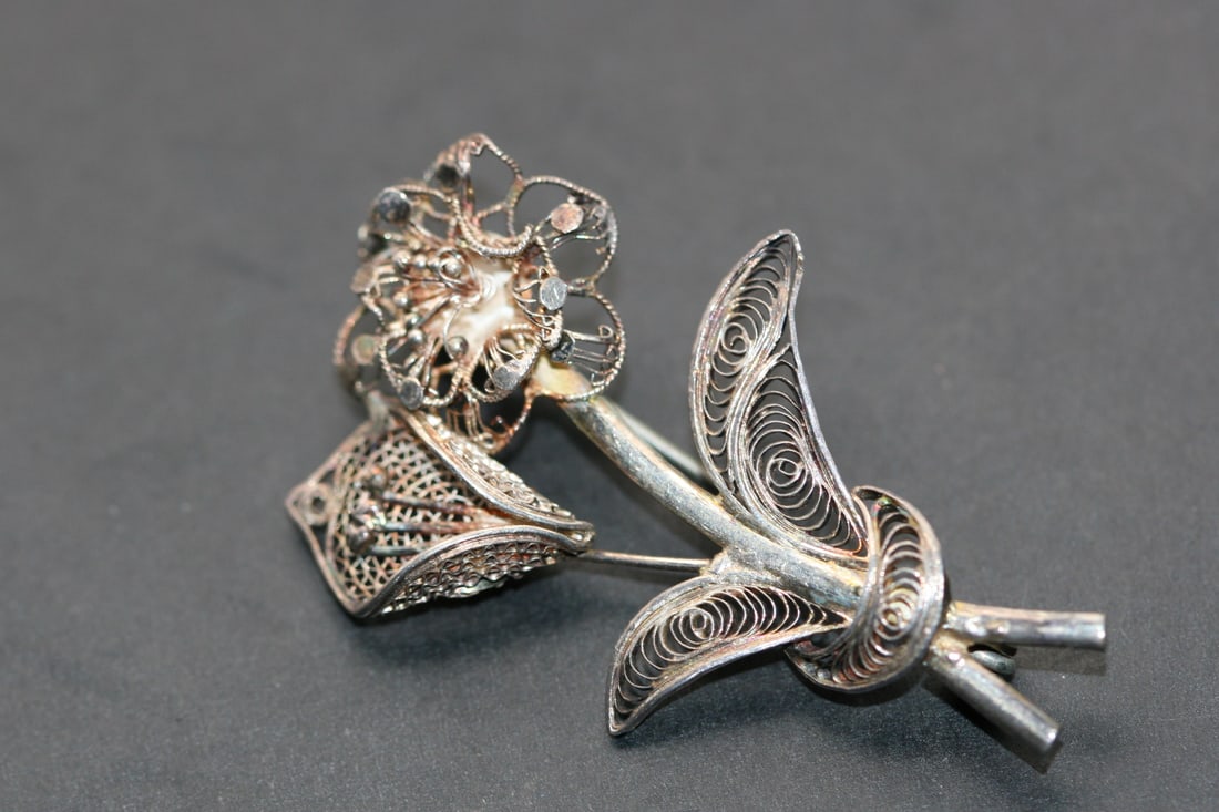 Silver Filigree Flower Brooch Pin Vintage Lot 1042: Silver Filigree Flower Brooch Pin Vintage measures 2" x 1 1/4"