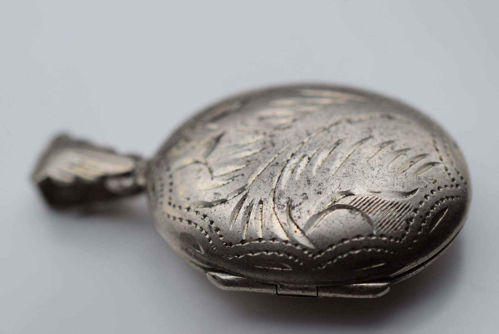 Sterling Locket Pendant Etched on both sides Silver 925 Lot EH 1055: Sterling Locket Pendant Etched on both sides Silver 925 measures 1" x 3/4" plus the bale signed 925 weighs 5.6 grams