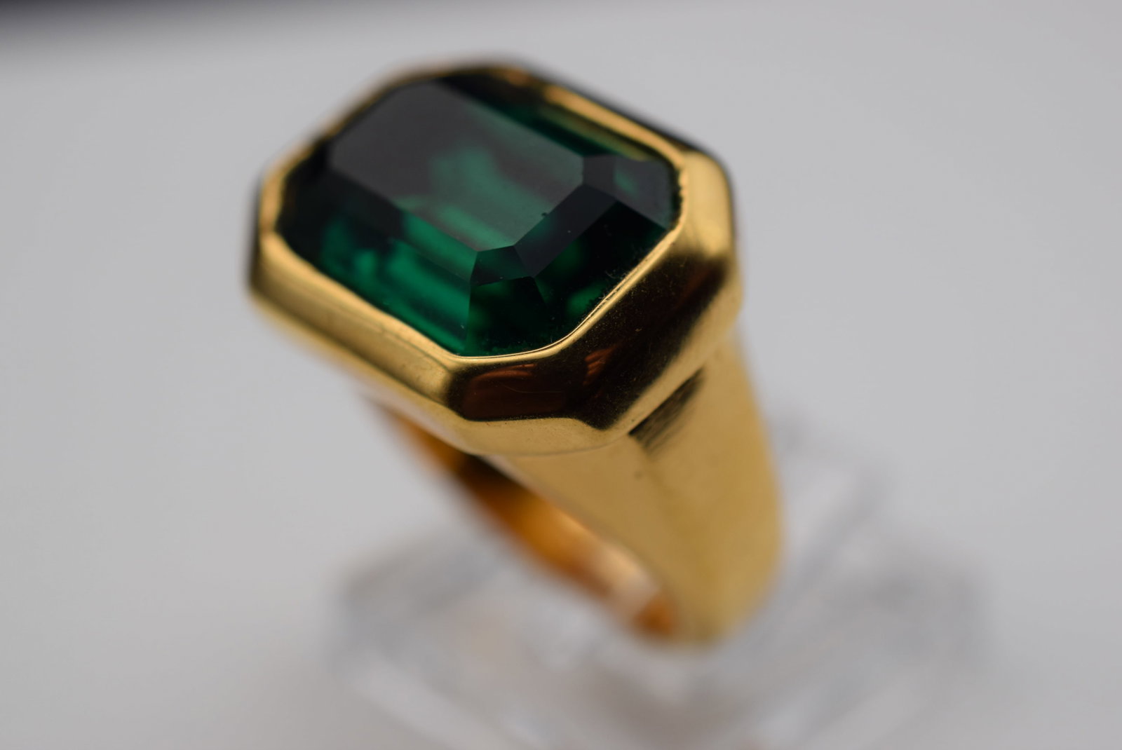 Huge Cocktail Rung Emerald Green Rhinestone Vintage Ring Size 6.5 Lot EH 1063: Huge Cocktail Rung Emerald Green Rhinestone Vintage Ring Size 6.5 top measures 7/8" x 5/8"