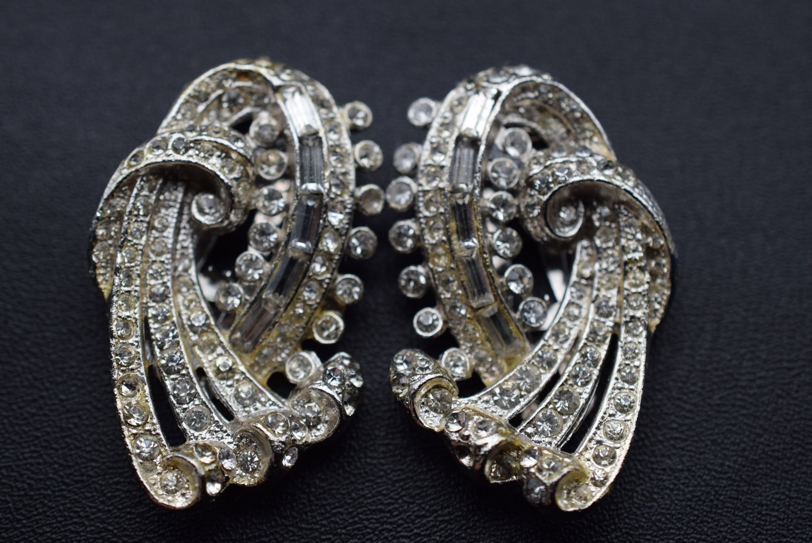 Art Deco Rhinestone Clips Vintage Lot EH 1070: Art Deco Rhinestone Clips Vintage very old measures 1 3/4" x 1 1/8" missing a stone and has old yellowd glue apparent, they're old