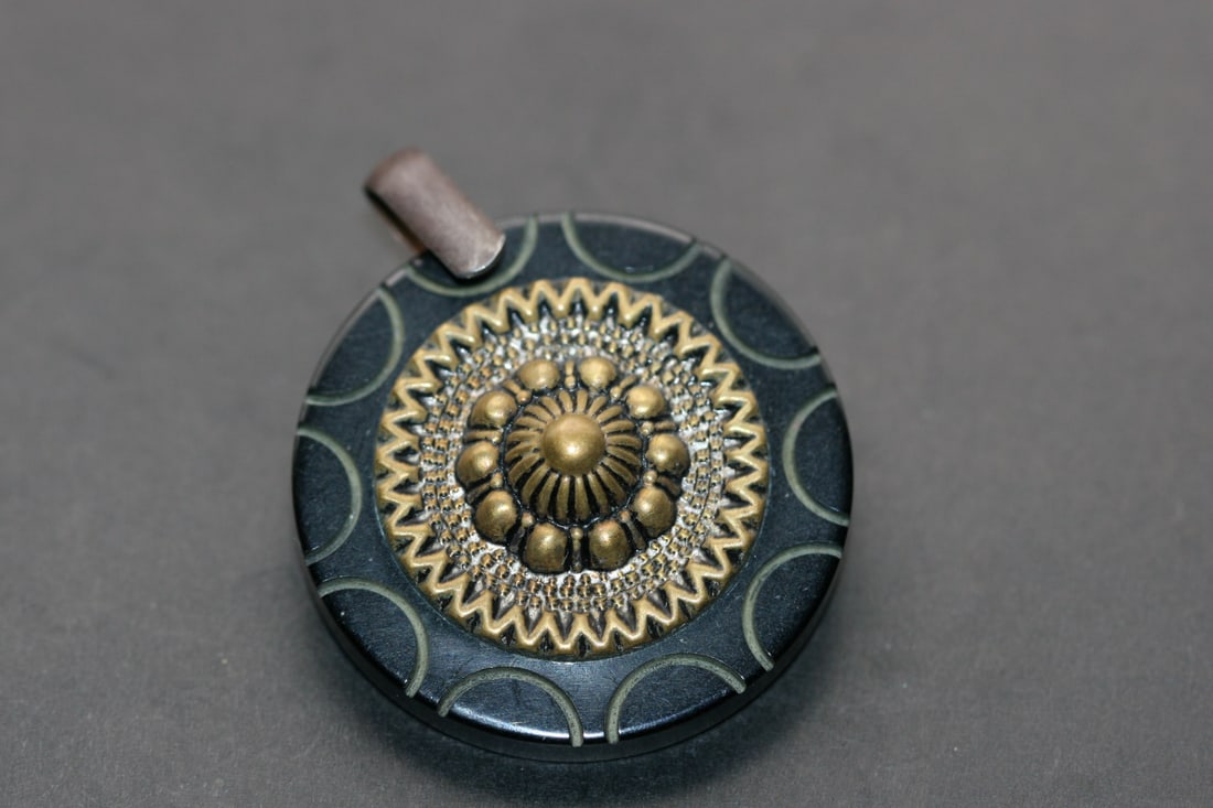 Bakelite Single Sew on Vintage Clip Lot 1072: Bakelite Single Sew on Vintage Clip measures 1 3/8" in diameter missing on hook insert in the back