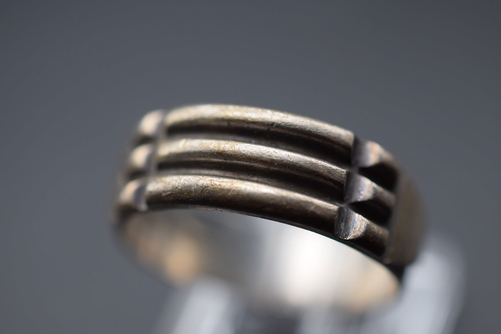 Modernist Gold and Sterling Silver 925 Vintage Ring Size 11.25 Lot EH 1090: Modernist Gold and Sterling Silver 925 Vintage Ring Size 11.25 meausres 3/8" wide signed Sterling weighs 5.61 grams