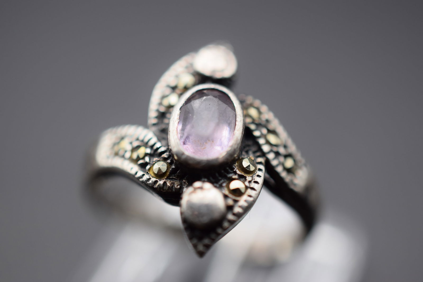 Amethyst Marcasite Sterling Silver 925 Vintage Ring Size 7.5 Lot EH 1093: Amethyst Marcasite Sterling Silver 925 Vintage Ring Size 7.5 top measures 7/8" signed 925 weighs 3.77 grams