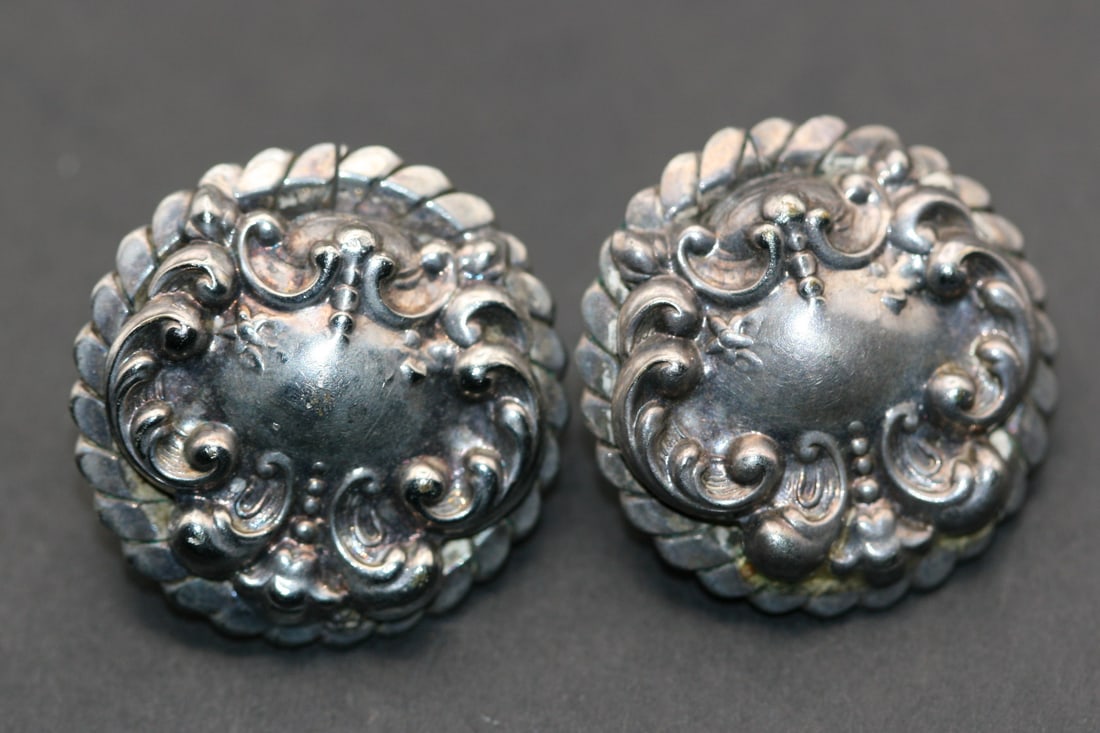 Ornate 1920's Button Screw Back Earrings Silver Lot 1099: Ornate 1920's Button Screw Back Earrings Silver measures 1 1/8" in Diameter unmarked