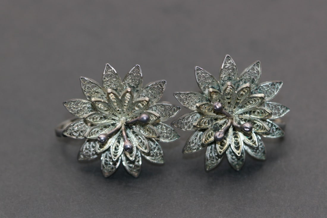 Filigree Silver Flower Screw Back Vintage Earrings Lot 1104: Filigree Silver Flower Screw Back Vintage Earrings measures 1" in diameter