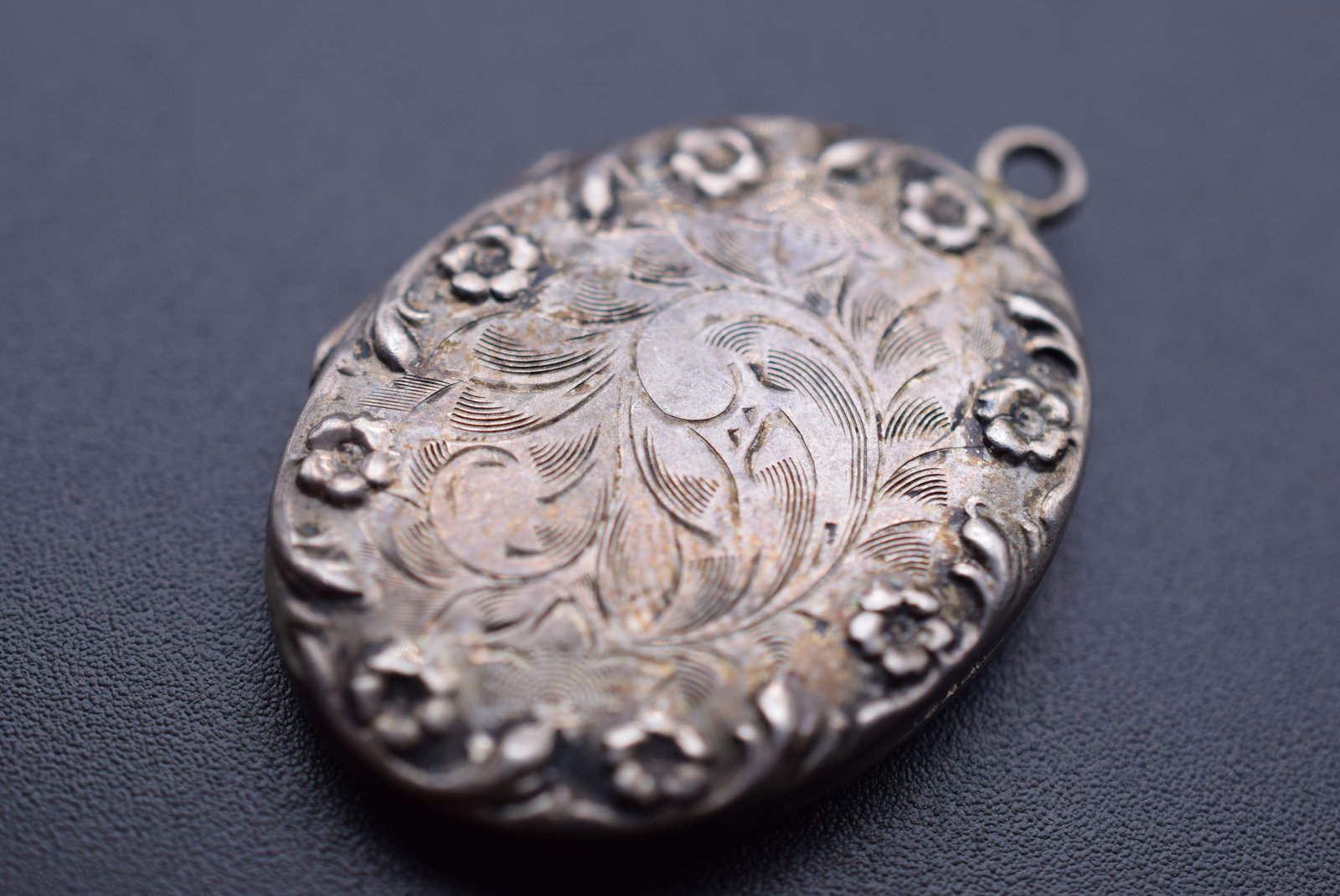 Edwardian Repousse Sterling Silver 925 Vintage Locket pendant Lot EH 1110: Edwardian Repousse Sterling Silver 925 Vintage Locket pendant measures 1 1/2" x 1" signed on the back Sterling weighs 9.45
