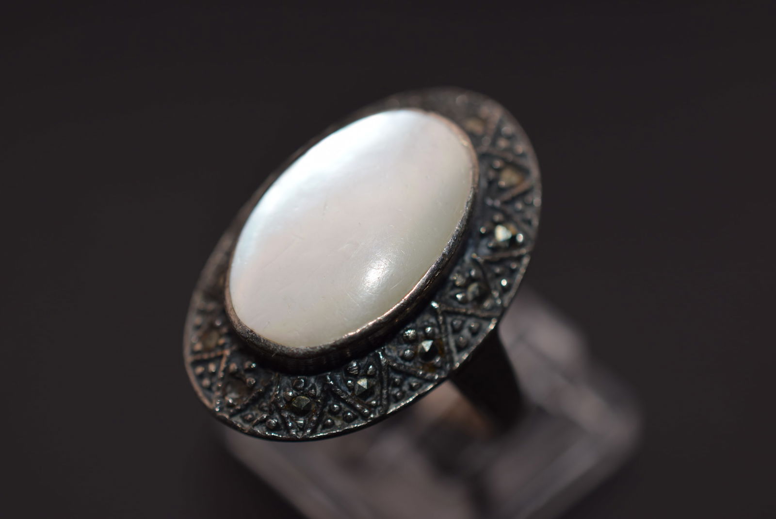 Mother of Pearl Marcasite Sterling Silver 925 Vintage Ring Size 8 Lot EH 1118: Mother of Pearl Marcasite Sterling Silver 925 Vintage Ring Size 8 top measures 1" x 3/4" signed 925 weighs 7.47 grams