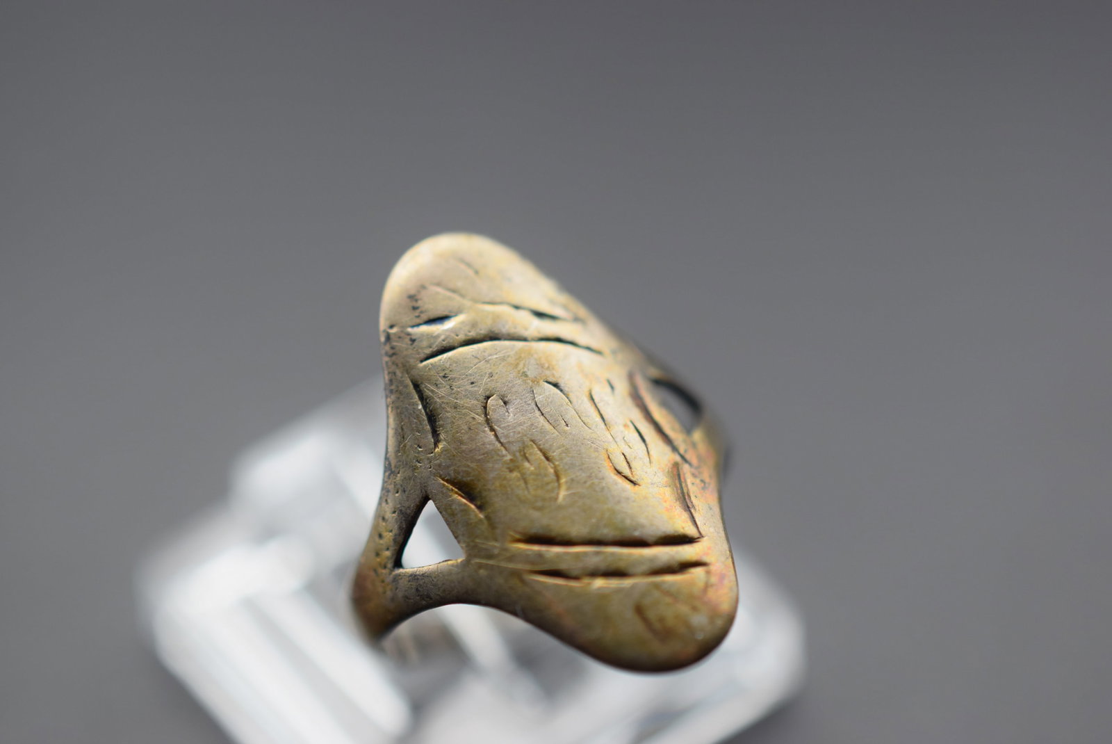 Edwardian Etched Sterling Silver 925 Vintage Old Ring Size 5.5 Lot EH 1123: Edwardian Etched Sterling Silver 925 Vintage Old Ring Size 5.5 top measures 7/8" signed Sterling weighs 1.46 grams