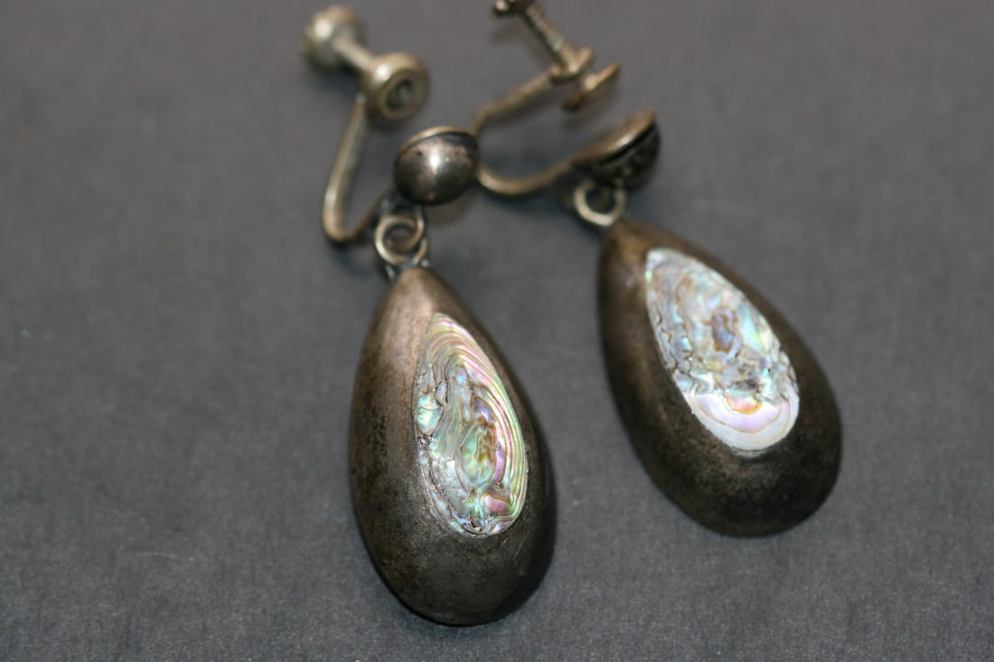 VBC Sterling Mexico Abalone Vintage Screw Back Earrings Lot 1125: VBC Sterling Mexico Abalone Vintage Screw Back Earrings measures 1 1/2"x 5/8" weighs 8.2 grams signed on the backs in two places each