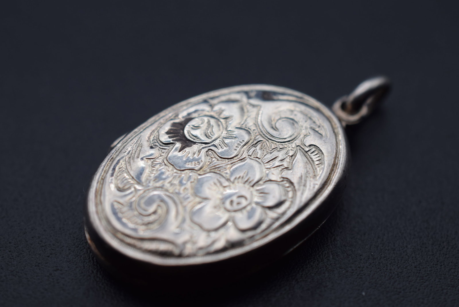 Locket Pendant Etched Repousse Sterling Silver 925 Lot EH 1127: Locket Pendant Etched Repousse Sterling Silver 925 measures 1 1/8" x 3/4" signed 925 inside weighs 4.53 grams