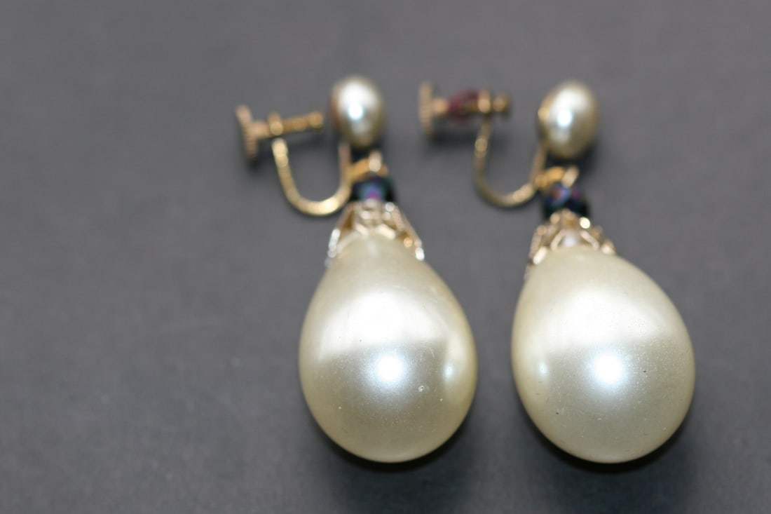 Massive Huge Pearl Drop Screw Back 1940's Earrings Vintage Lot 1135 (1 of 3)