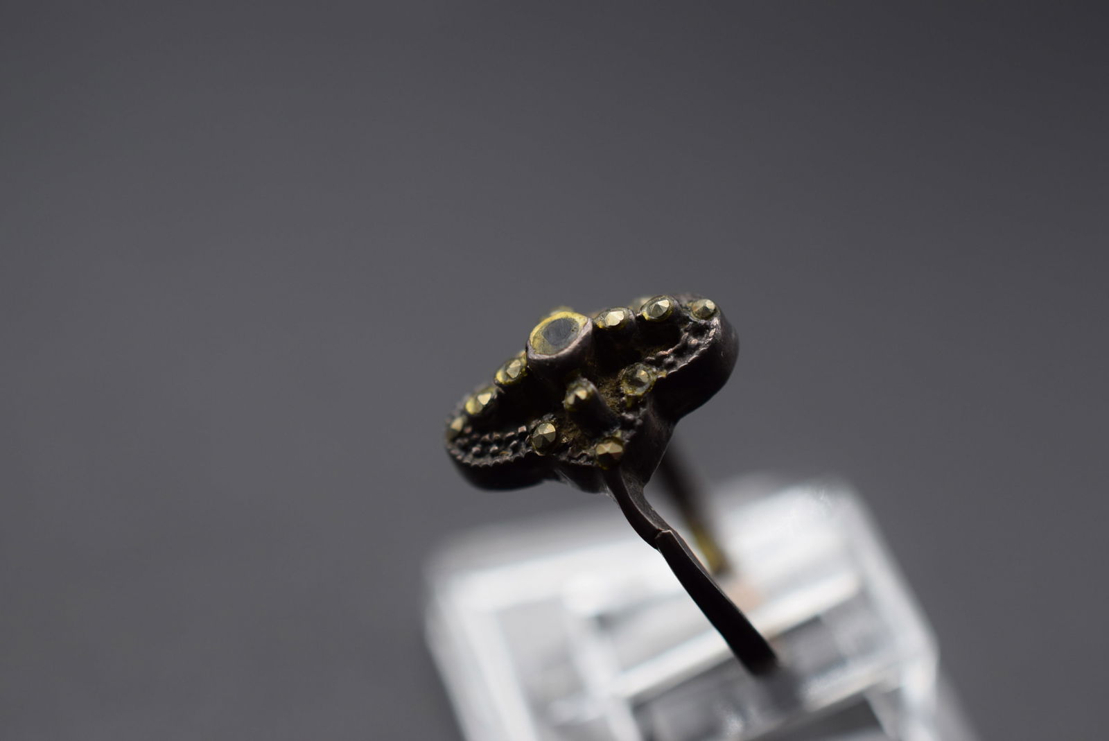 Marcasite Sterling Silver 925 Old Vintage Ring Size 4.25 Lot EH 1148: Marcasite Sterling Silver 925 Old Vintage Ring Size 4.25 top measures 5/8" has a small fracture on the side of the shank but is not right thru signed 925 weighs 2.15 grams