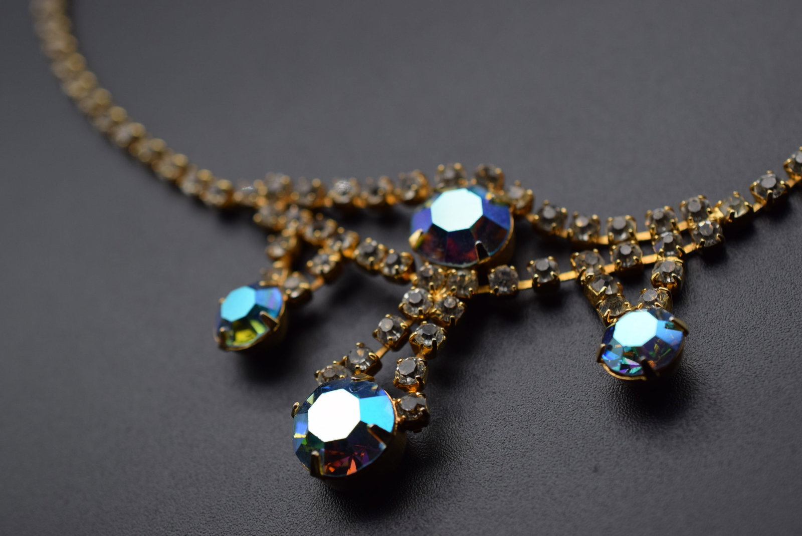 Rhinestone 1940's Necklace Vintage Lot EH 1159: Rhinestone 1940's Necklace Vintage measures 14" long drop drops 1 3/4"