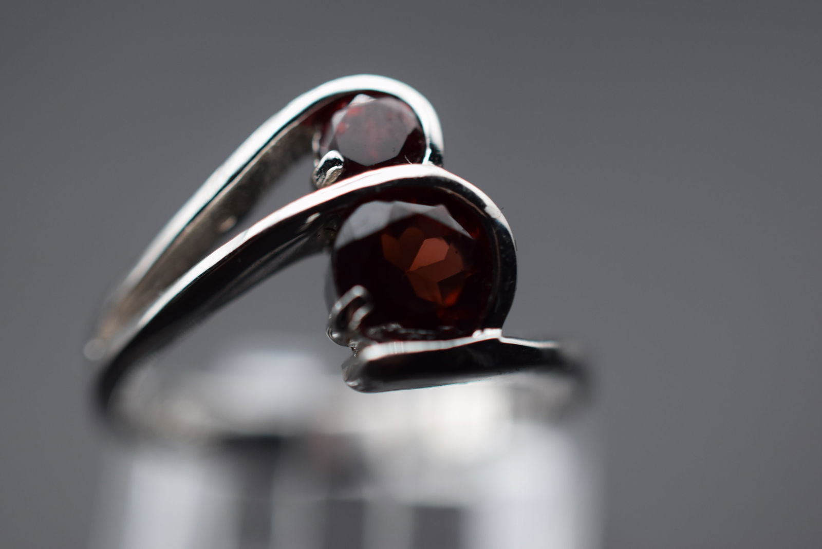 Garnet Beautiful Sterling Silver 925 Ring Size 7 Lot EH 1166: Garnet Beautiful Sterling Silver 925 Ring Size 7 top measures 1/2" wide signed 925 weighs 4.13 grams