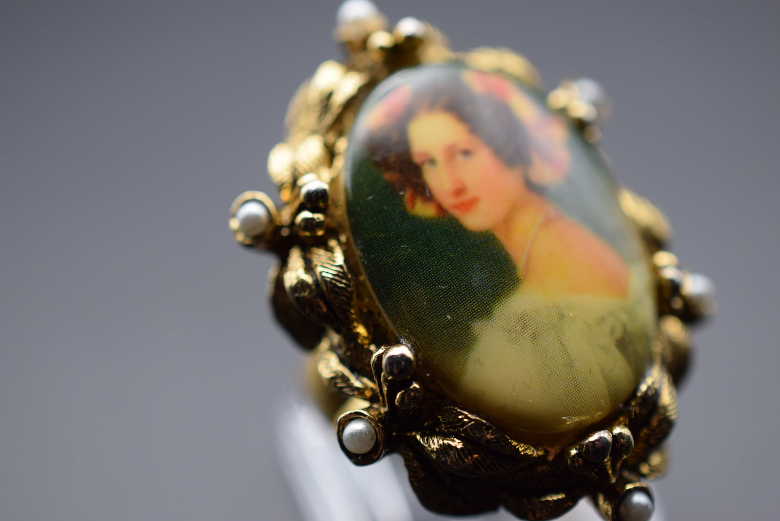 Huge 1970's Portrait Scene Vintage Ring Size 7 Lot EH 1187: Huge 1970's Portrait Scene Vintage Ring Size 7 top measures 1 1/2" x 1 1/8"