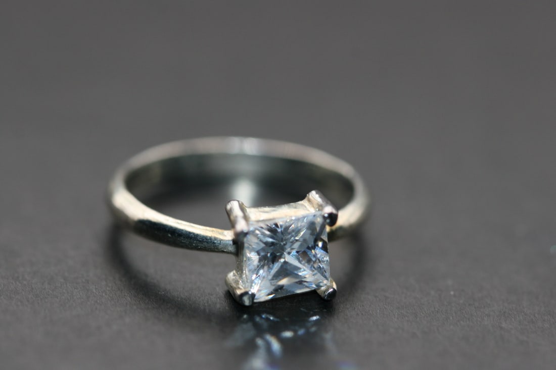 CZ Diamond Look Ring Size 7 Lot 1188 (1 of 2)