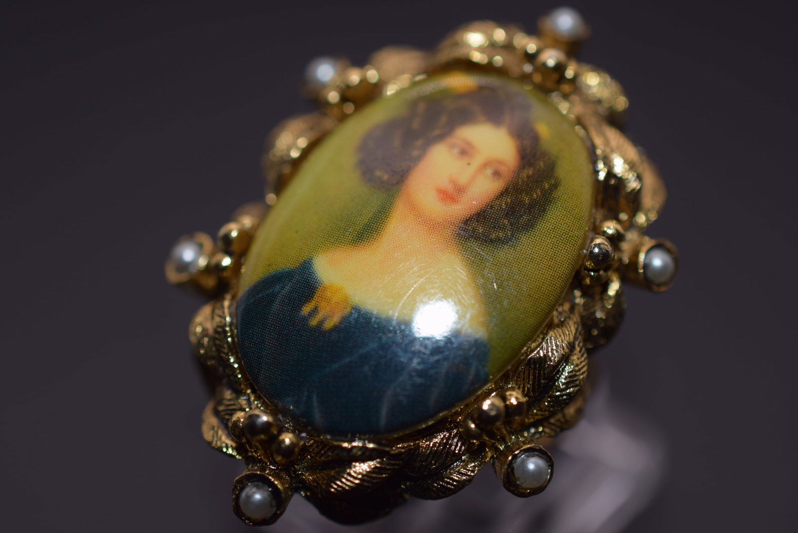 Huge 1970's Portrait Scene Vintage Ring Size 7 Lot EH 1189: Huge 1970's Portrait Scene Vintage Ring Size 7 top measures 1 1/2" x 1 1/8"