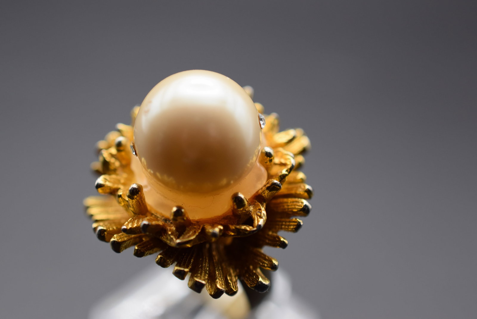 Huge 1970's Ruffle Pearl Vintage Ring Size 10 One Size adjustable Lot EH 1196: Huge 1970's Ruffle Pearl Vintage Ring Size 10 One Size adjustable top measures 1 1/4"