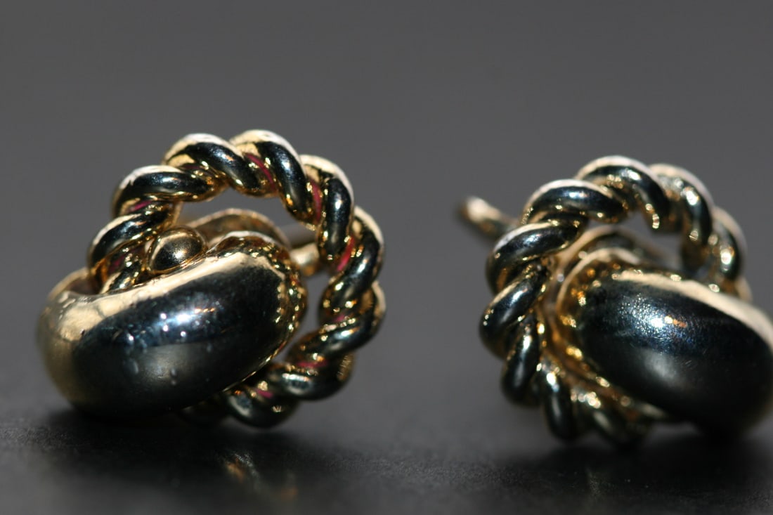 Vintage Screw Back Earrings 1940's love knot gold plated Lot 1215 (1 of 3)