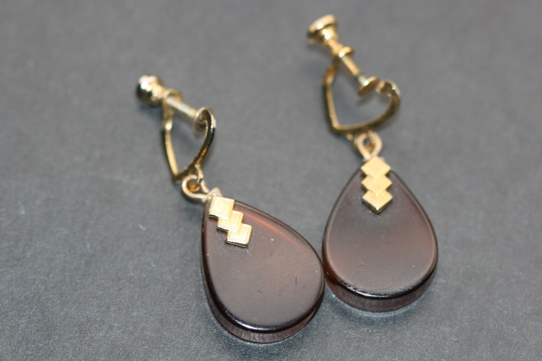 Vintage Screw Back Earrings 1940's Amber Synthetic Drops Lot 1218: Vintage Screw Back Earrings 1940's Amber Synthetic Drops measures 1 3/8" x 5/8"