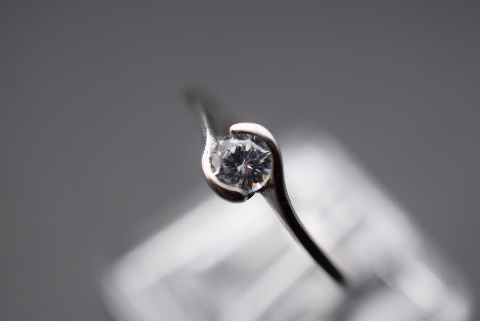 Solitaire Oval Sterling Silver 925 Vintage Ring Size 6 Lot EH 1227: Solitaire Oval Sterling Silver 925 Vintage Ring Size 6 top measures 1/4" signed 925 weighs 1.15 grams