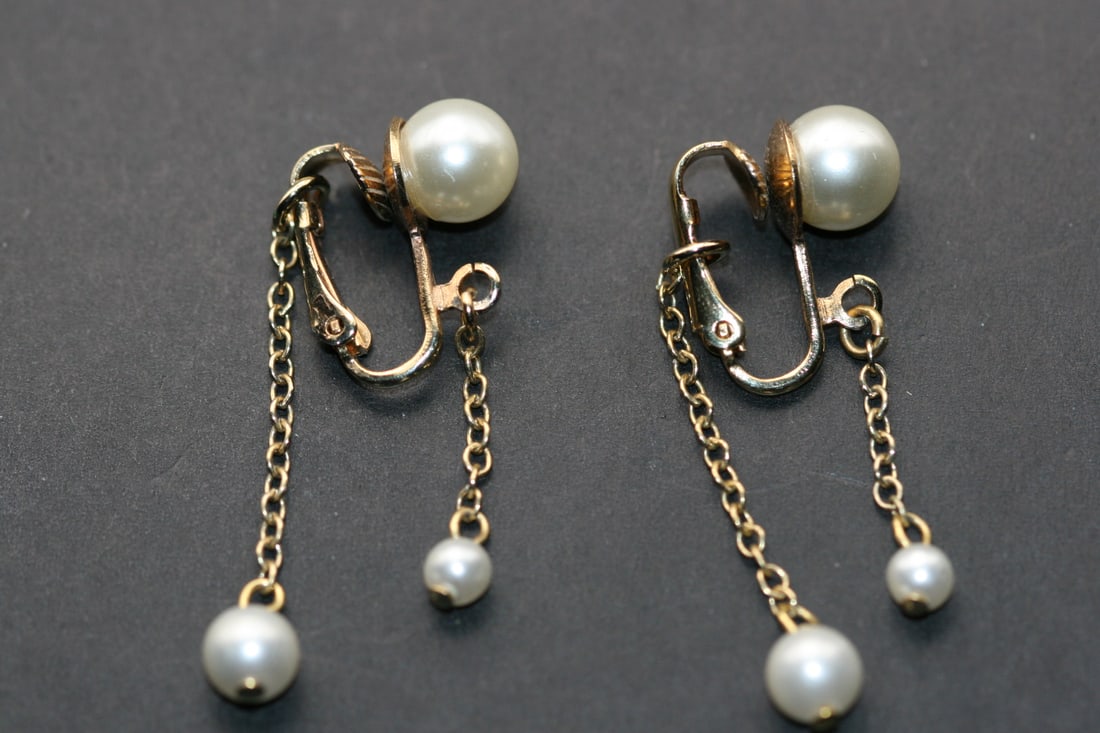 Vintage Clip Back Earrings 1940's Pearls on Fine Chain Dangle Lot 1230: Vintage Clip Back Earrings 1940's Pearls on Fine Chain Dangle measures 2" x 3/8" wide