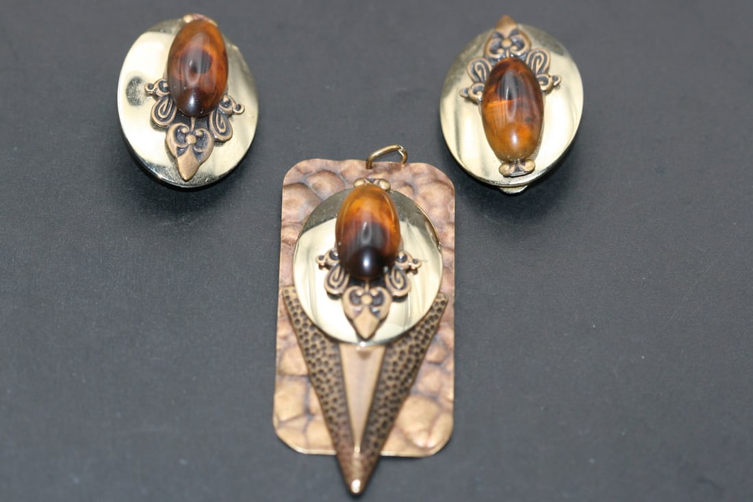 Hammered Copper Pendant Earrings Set Amber synth center Lot 1232 (1 of 4)
