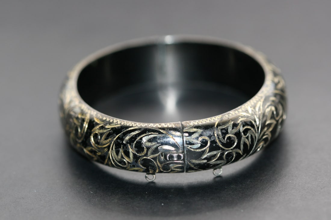 Sterling Etched SK Hinged Bangle Bracelet Vintage Cut Lot 1246: Sterling Etched Hinged Bangle Bracelet Vintage Cut signed Sterling S K on the clasp no safety chain weighs 33.85 grams opening measures 2 3/8" across and is 5/8" wide