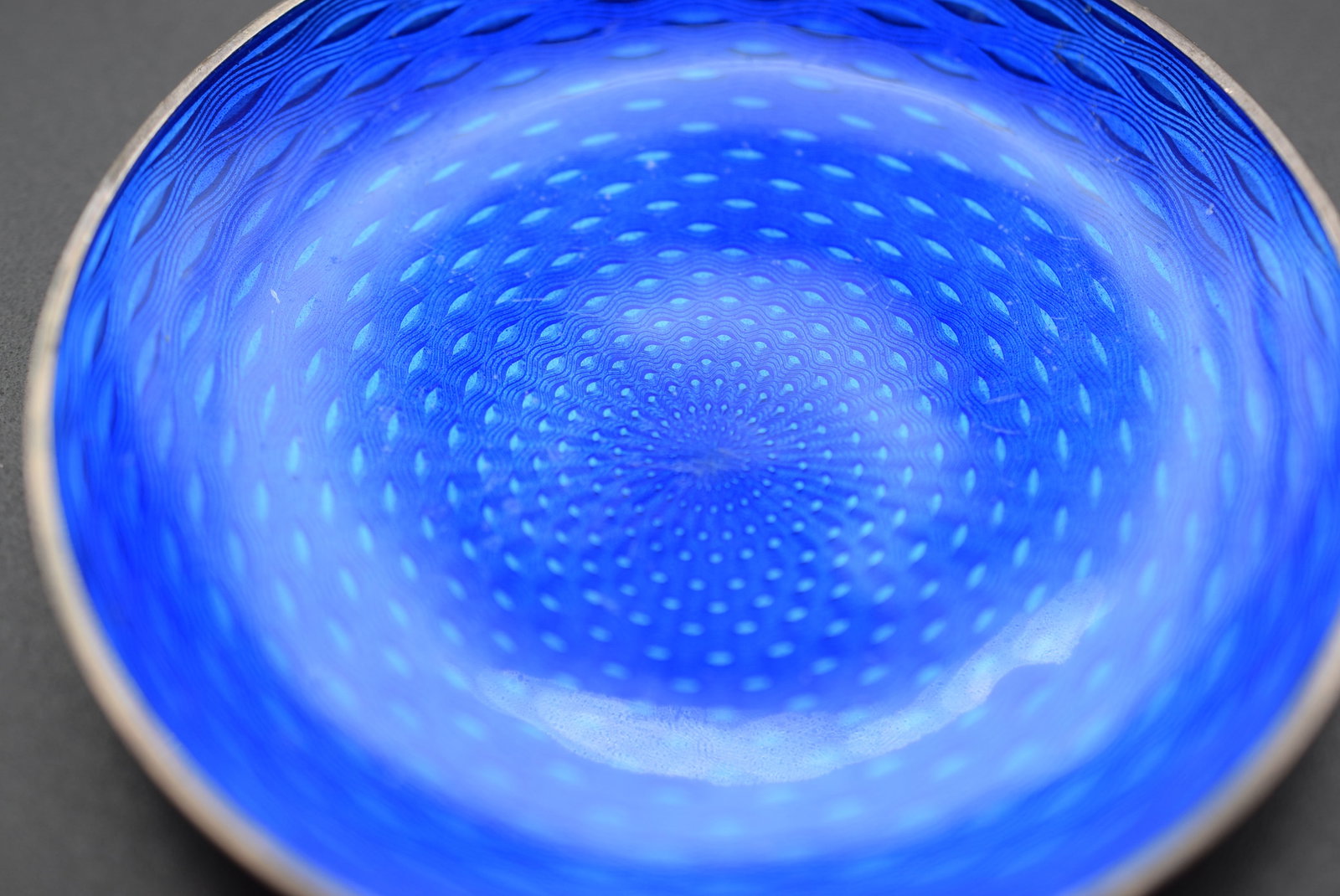 Egon Laurides Denmark Sterling Enamel Vintage Dish Guilloche Lot EH 1249: Egon Laurides Denmark Sterling Enamel Vintage Dish Guilloche measures 2 3/4" in diameter Signed Egon Laurides Denmark Sterling weighs an impressive 35.47 grams