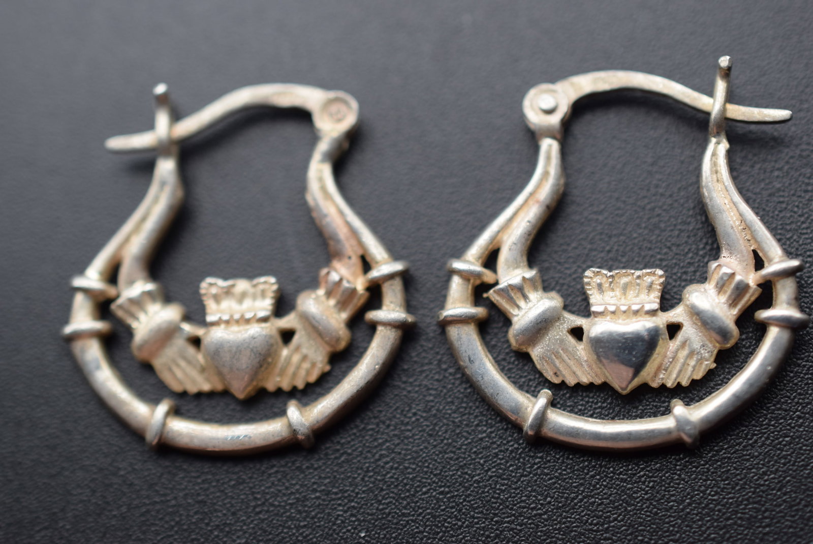 Celtic Claddah Sterling Earrings 925 Silver Lot Fi 3: Celtic Claddah Sterling Earrings 925 Silver measures 1" x 7/8" weighs 5.27 grams signed 925