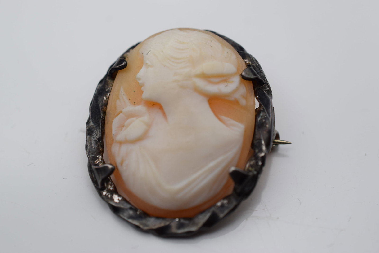 Shell Cameo Sterling Silver 925 Vintage 1940's Brooch Pin Lot Fi 49: Shell Cameo Sterling Silver 925 Vintage 1940's Brooch Pin measures 1 1/8" x 1" signed Sterling