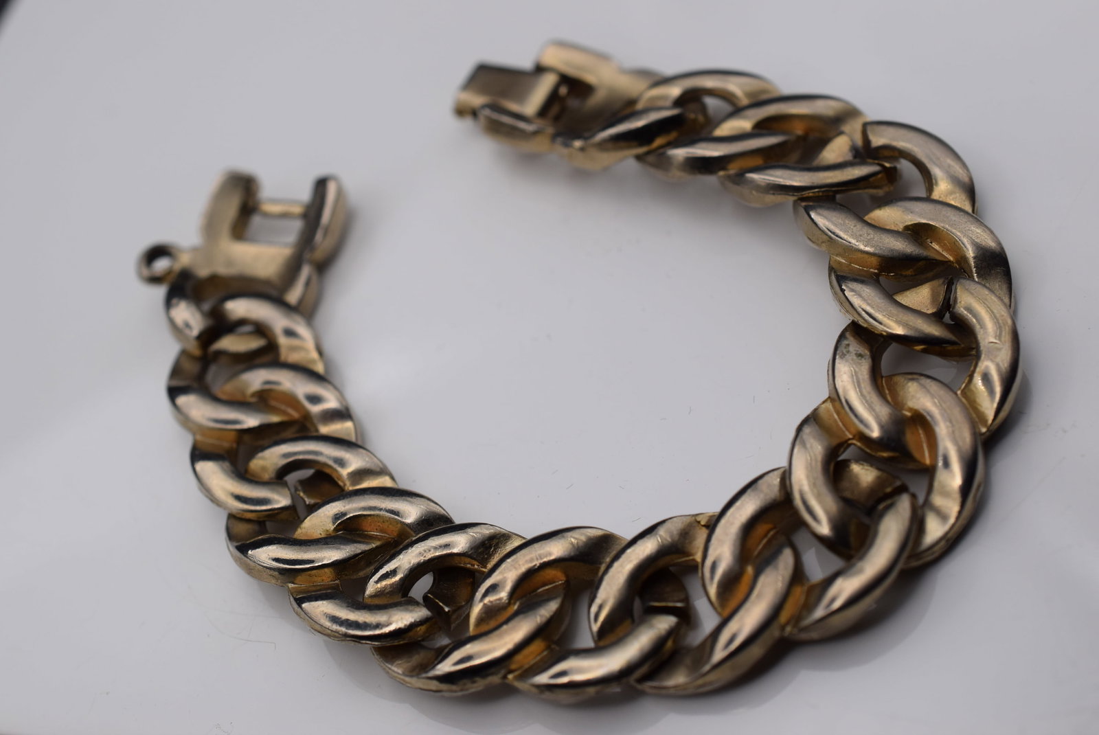 Curb Chain Bracelet Lot Fi 102: Curb Chain Bracelet measures 8 1/8" long x 3/4" untested weighs 57.57 grams