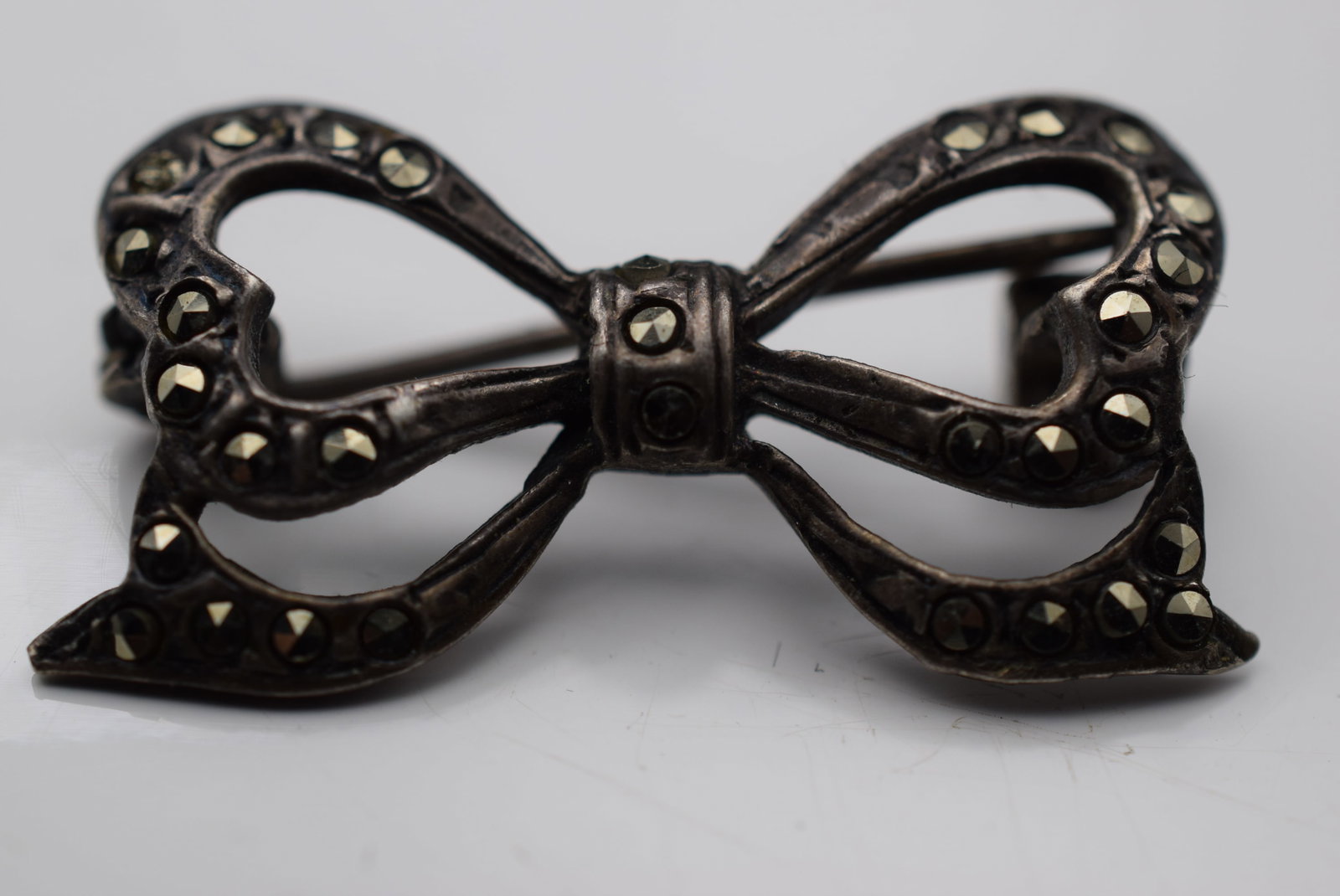 Marcasite Bow Brooch Vintage 1940's Lot Fi 147: Marcasite Bow Brooch Vintage 1940's measures 1" x 1/2"