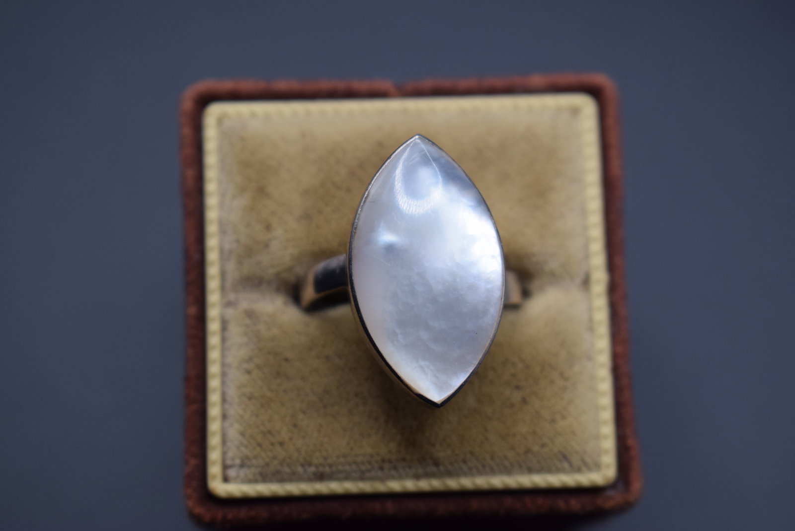 Mother of Pearl Mabe Pearl Sterling Silver 925 vintage One size Ring Size .Lot#174: Mother of Pearl Mabe Pearl Sterling Silver 925 vintage One size Ring Size currently sits at 8.75 but you can make it bigger or smaller to fit you and it is really comfortable to wear since you can adj