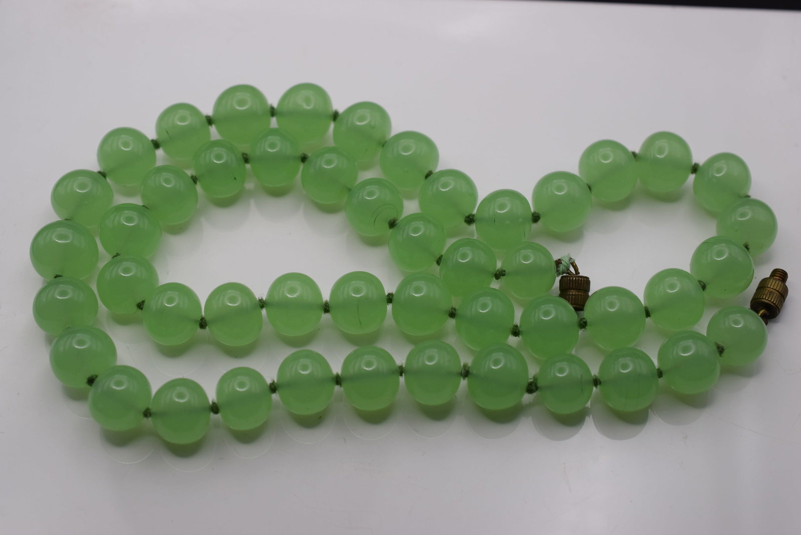 Jadeite Glass Knotted Vintage Necklace Lot Fi 246: Jadeite Glass Knotted Vintage Necklace