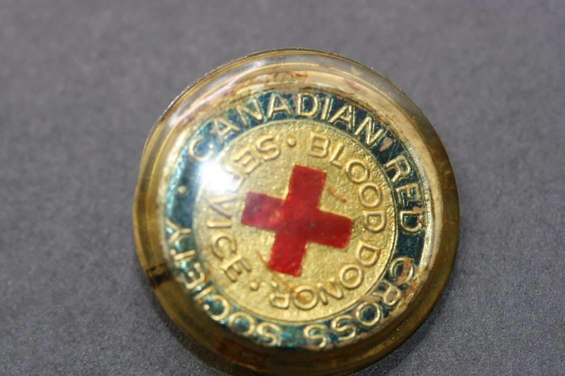 Vintage Plastics Brooch Pin Vintage Canadian Red Cross Society Blood Donor .Lot#250 (1 of 2)