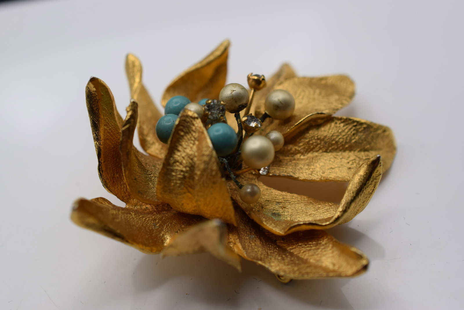 Flower Brooch Pin Faux Turquoise and Pearl Center Vintage 1940's Lot Fi 303: Flower Brooch Pin Faux Turquoise and Pearl Center Vintage 1940's