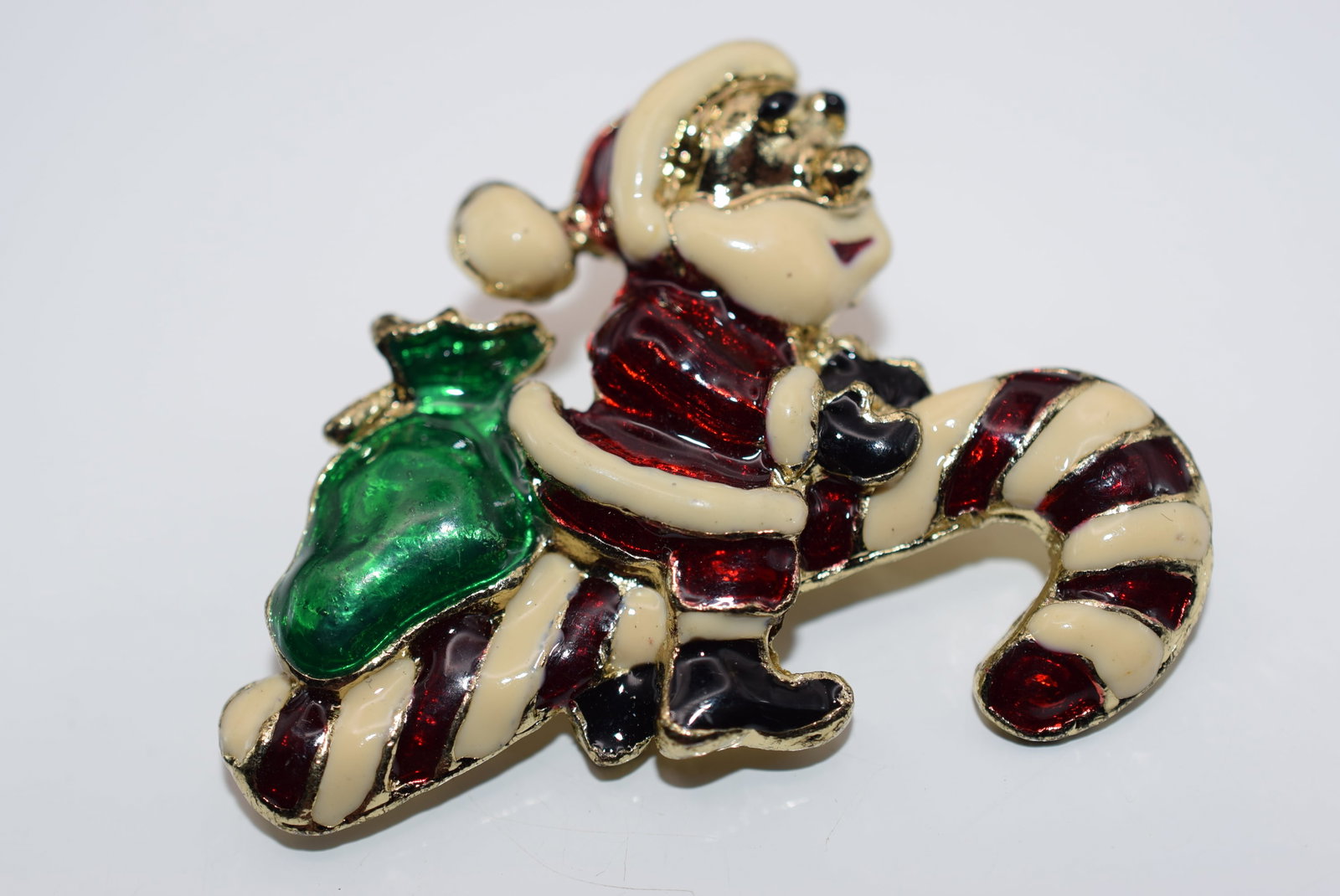 Santa Claus in Sleigh Enamel Brooch Pin Holiday Christmas Fun Lot Fi 369: Santa Claus in Sleigh Enamel Brooch Pin Holiday Christmas Fun 2" x 1 1/2"