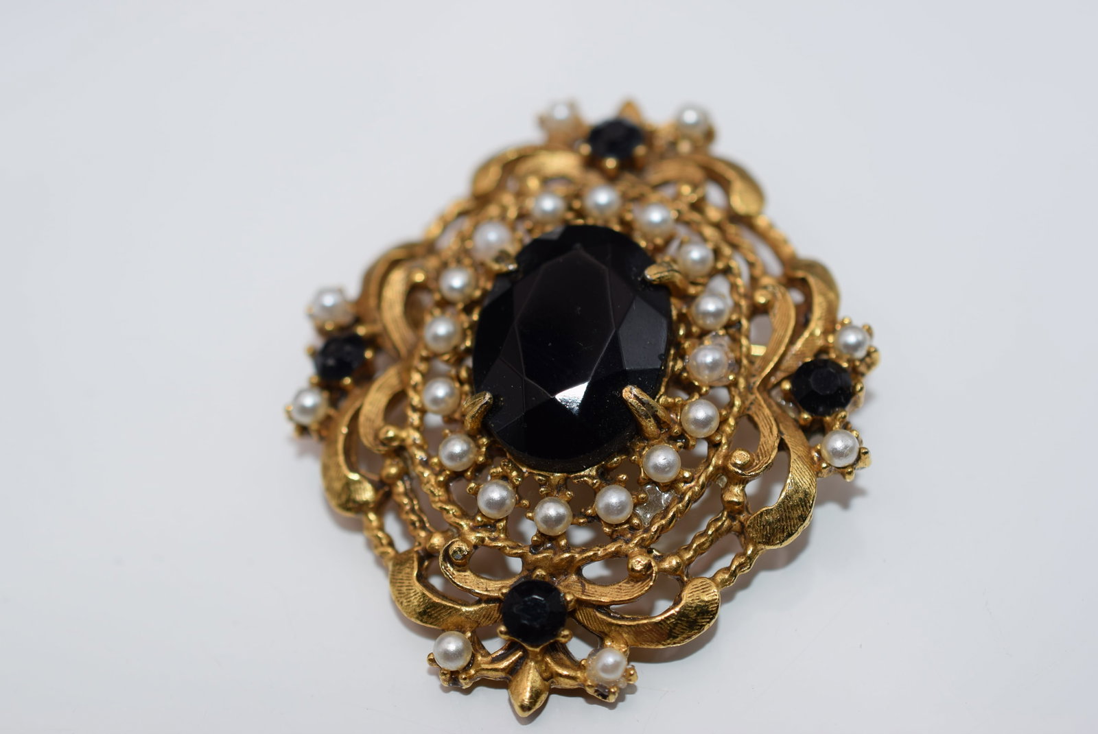 Florenza Ornate Black and Pearl Vintage Brooch Pin Lot Fi 389 (1 of 2)