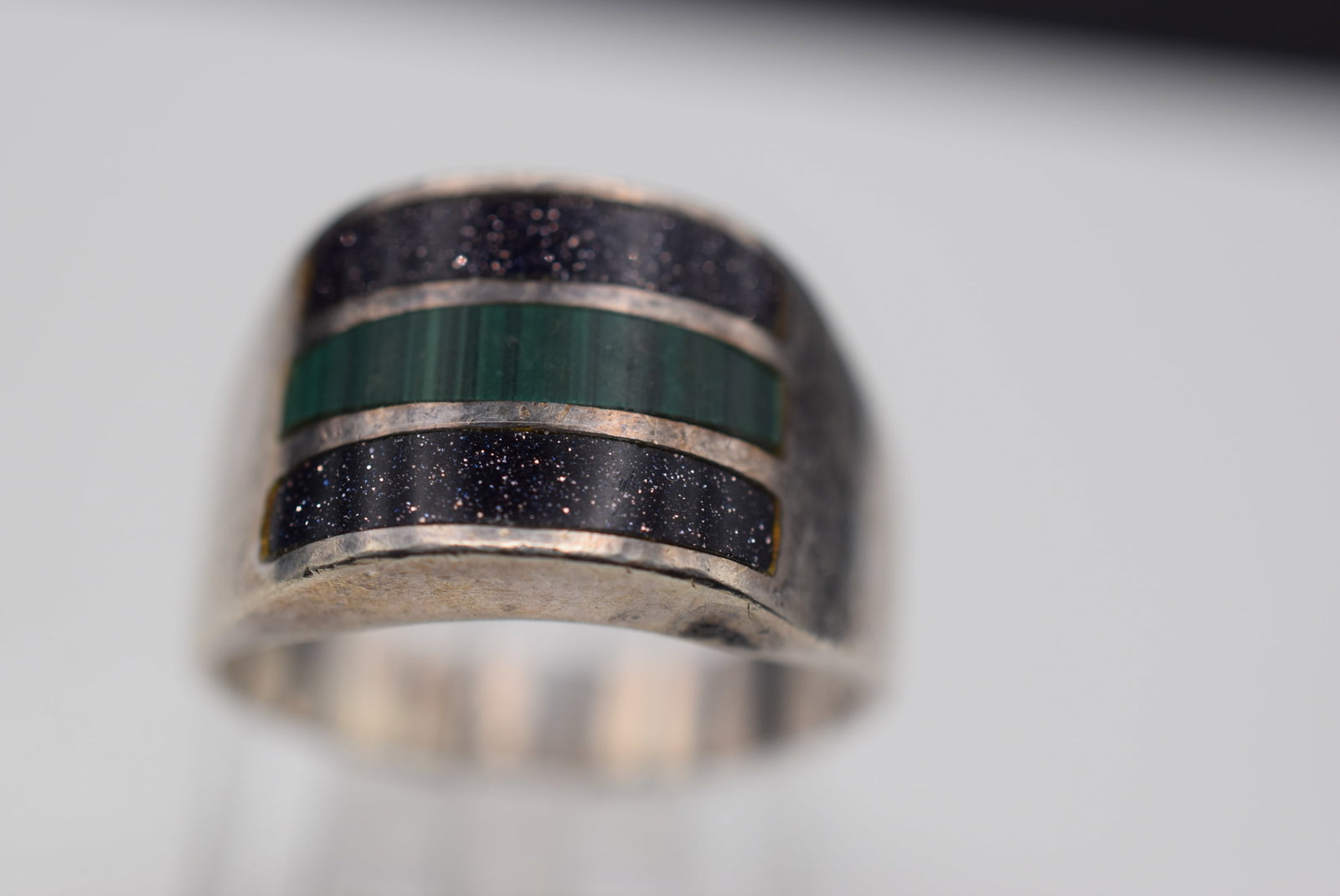 Mexico Inlaid Mega Sparkle Sterling Ring Size 10.25 Lot Fi 507: Mexico Inlaid Mega Sparkle Sterling Ring Size 10.25 weighs 10.5 grams