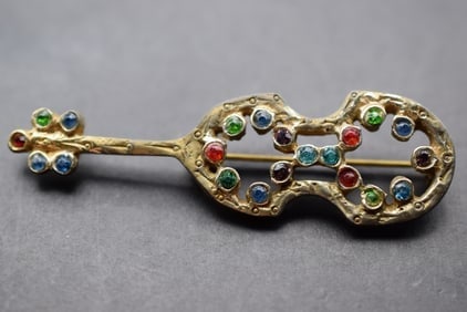 Rhinestone Guitar Brooch Pin Vintage 1940's Lot 600: Rhinestone Guitar Brooch Pin Vintage 1940's measures 2 5/8" x 7/8"