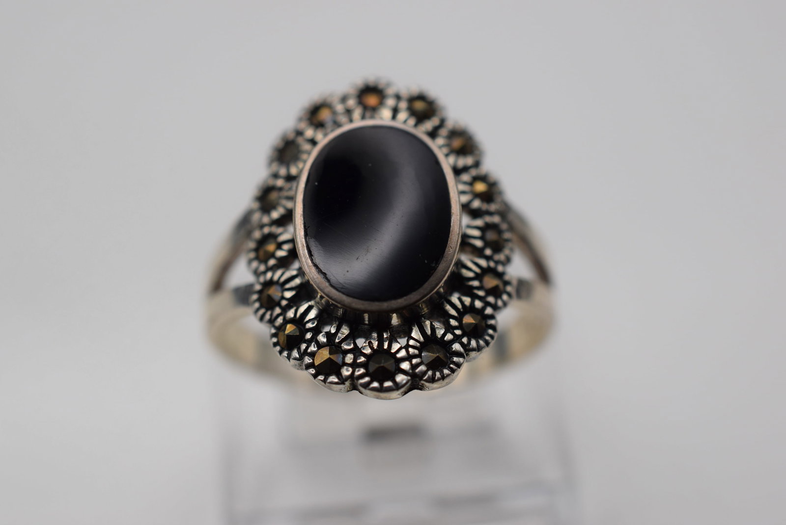 Scalloped Sterling Marcasite Onyx Silver 925 Ring Size 8 Lot Fi 626 (1 of 2)