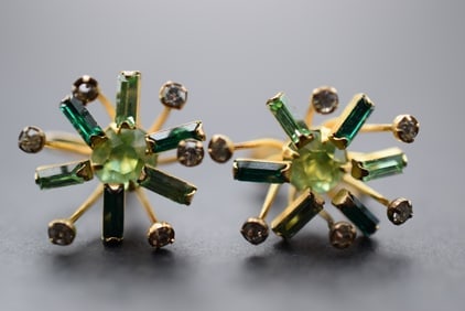 Bond Boyd Sterling Screw back Earrings Vintage Signed Lot 685: Bond Boyd Sterling Screw back Earrings Vintage Signed weighs 5.54 grams measures 7/8" x 7/8" Green Rhinestones