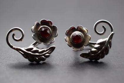 Bond Boyd Sterling Screw back Earrings Vintage Signed Lot 688: Bond Boyd Sterling Screw back Earrings Vintage Signed weighs 4.05 grams measures 7/8" x 3/4" Red Center Rhinestone
