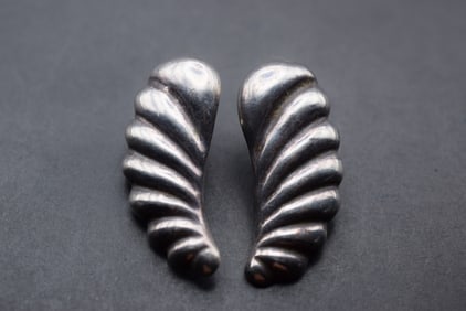 Angel Wings Mexico Sterling Silver 925 TR-57 Pierced Vintage Earrings Lot 703: Angel Wings Mexico Sterling Silver 925 TR-57 Pierced Vintage Earrings Weighs 13.78 grams measures 1 3/4" x 3/4"