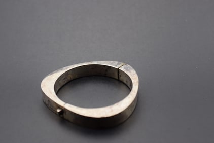 Mexico Sterling 50 gram Bracelet 925 TR-52 Hinged Lot 811: Mexico Sterling 50 gram Bracelet 925 TR-52 Hinged Measures 2 1/4" across the inside and is 3/8" wide and 3/8" thick