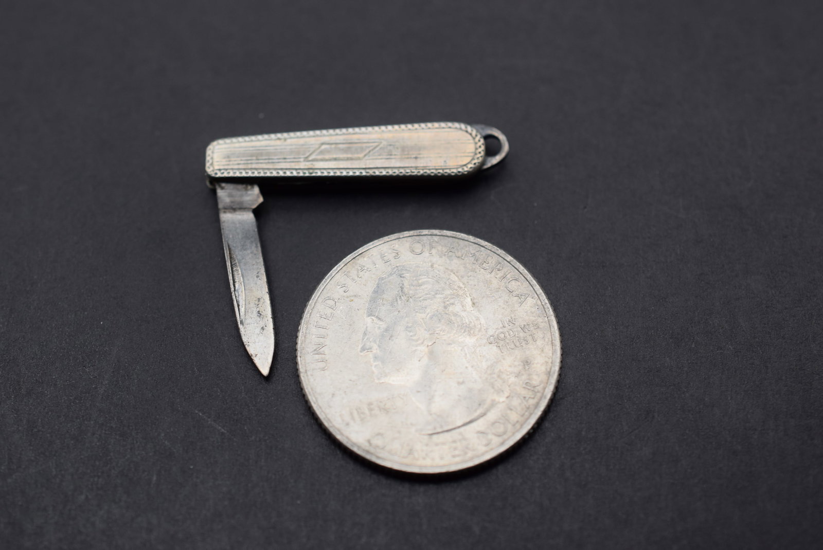 Working miniature pocket knife 1" Vintage Lot 858: Working miniature pocket knife 1" Vintage the blade is 3/4" long and this can be attached to your keychain of anything