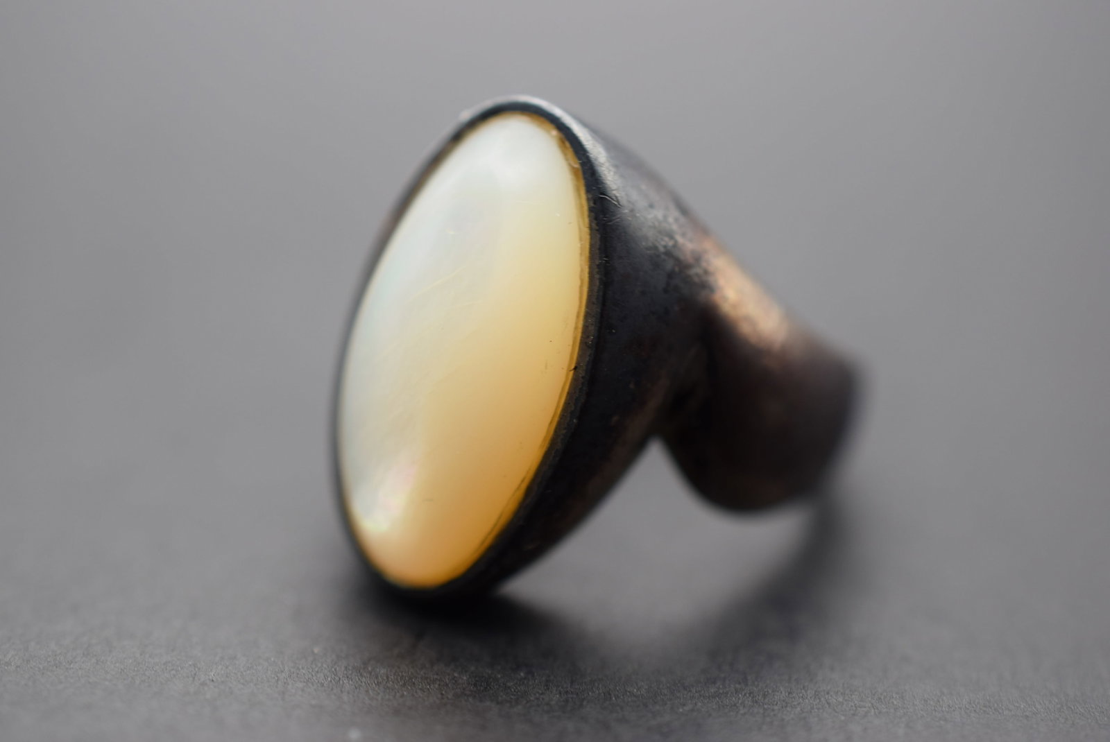 Mother Pearl Sterling Vintage Ring Size 8 Lot 874: Mother Pearl Sterling Vintage Ring Size 8 weighs 9.39 grams top measures 3/4"
